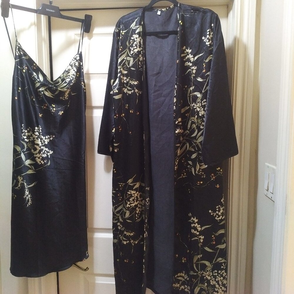 Source Unknown Black Floral Satin Robe and Slip Set